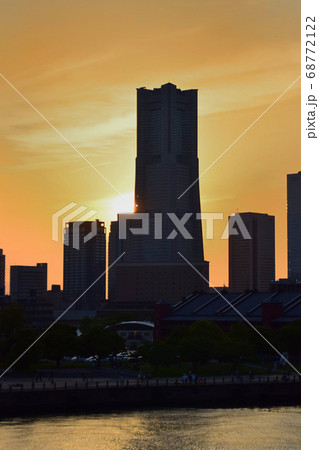 横浜ランドマークタワーと夕日＠大桟橋 68772122
