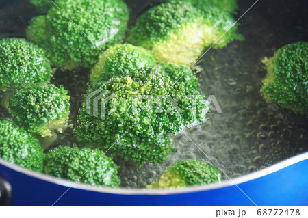 熱湯で茹でたブロッコリー 68772478