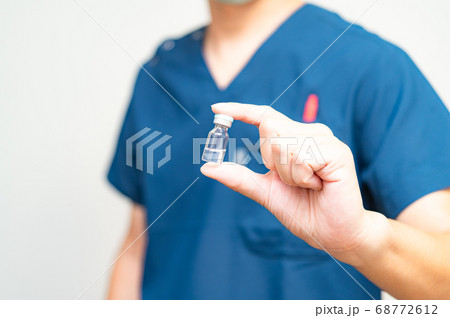 ワクチンを持つ男 68772612
