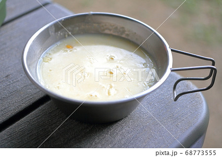 登山で飲むコーンポタージュスープ 68773555