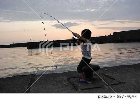サビキで8匹の魚を釣り上げた男の子 幼児 の写真素材