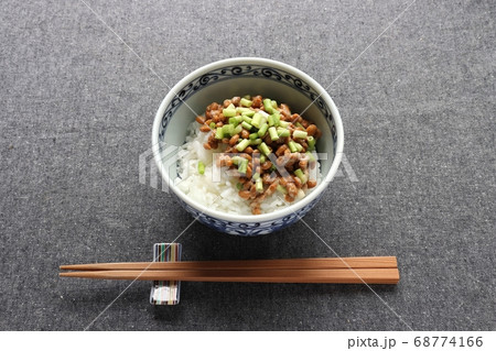 納豆丼と箸、箸置き 納豆丼と箸、箸置き 68774166
