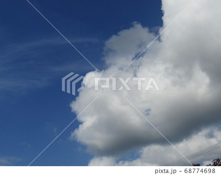 暑い夏の白い雲と青い空 68774698