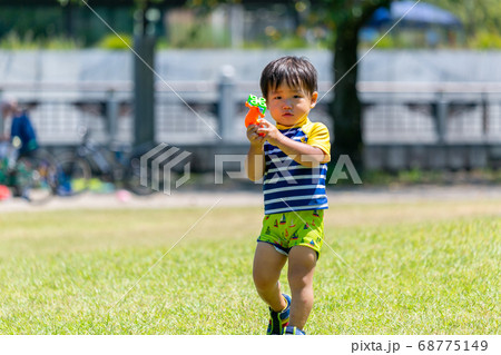 夏休みの一コマ　シャボン玉で遊ぶ男児 68775149