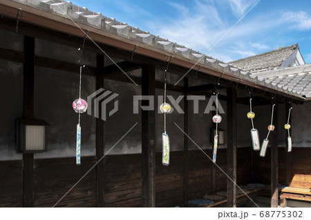 【岐阜県美濃市】うだつの上がる町並みの風に揺れる風鈴 68775302