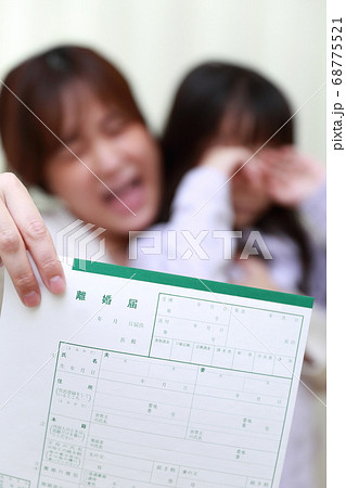 離婚届にショックを受けるママと娘 68775521