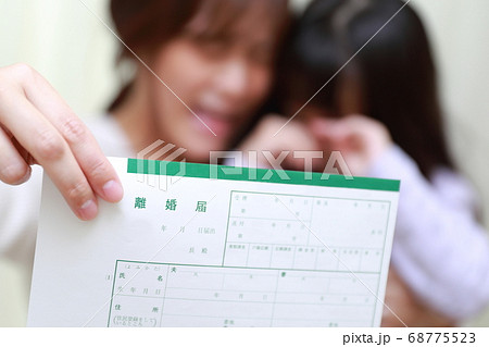 離婚届にショックを受けるママと娘 離婚届にショックを受けるママと娘 68775523