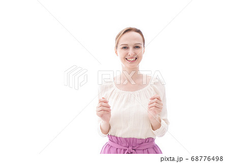 大喜びをする笑顔の若い女性 68776498