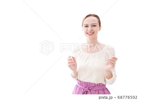 大喜びをする笑顔の若い女性 大喜びをする笑顔の若い女性 68776502