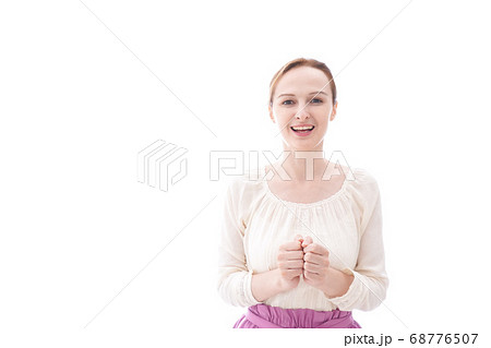 大喜びをする笑顔の若い女性 大喜びをする笑顔の若い女性 68776507