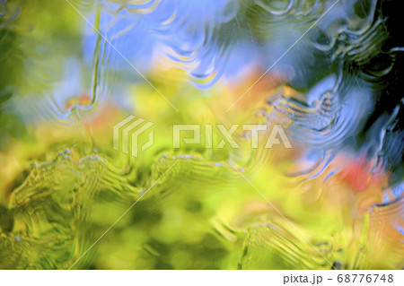 水面を下から青空を見上げる 68776748