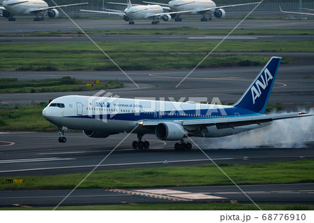 空港 飛行機 羽田空港 着陸 夕陽 夕方 午後 午前 航空会社 エンジン ブレーキ 全日本空輸株式会 68776910