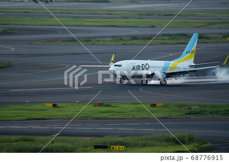 空港 飛行機 羽田空港 着陸 夕陽 夕方 午後 航空会社 エンジン ブレーキ エアドゥ 68776915