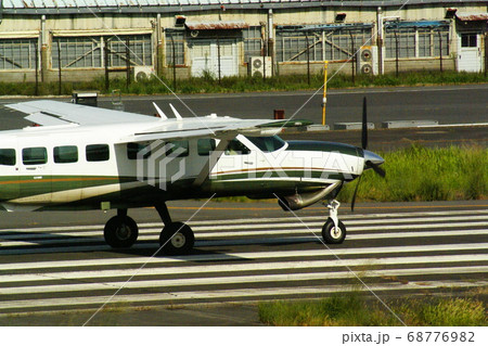 カラー　飛行機　飛行場　航空　（2020年8月登録）　最大サイズ：M 68776982