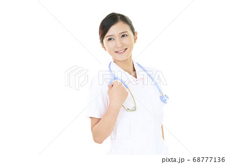 笑顔の看護師 68777136
