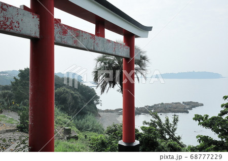 阿久根護国神社と阿久根大島（右後方） 68777229