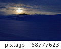 早朝の北海道の雪原 68777623