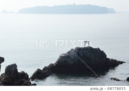 阿久根七不思議の光礁（ひかるぜ）　後方には阿久根大島 68778055