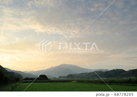 夏の田んぼと夕暮れの紫尾山 夏の田んぼと夕暮れの紫尾山 68778205