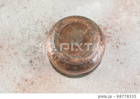 Antique copper flower pot Antique copper flower pot 68778335