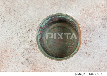 Antique copper flower pot 68778340