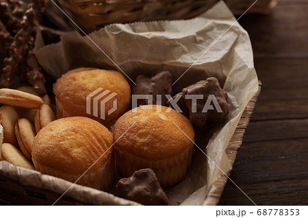 焼き菓子　カップケーキとクッキー 68778353