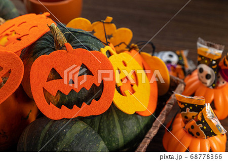 ハロウィンの飾りとお菓子とかぼちゃの写真素材