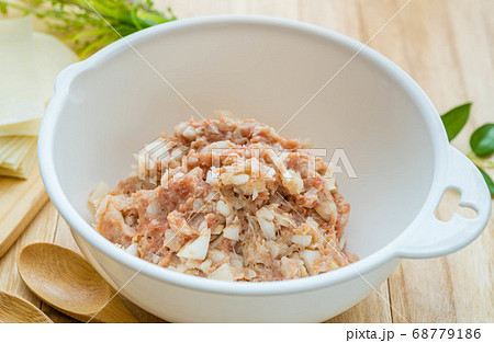 捏ねた豚ひき肉と玉ねぎ シュウマイの具 捏ねた豚ひき肉と玉ねぎ シュウマイの具 68779186