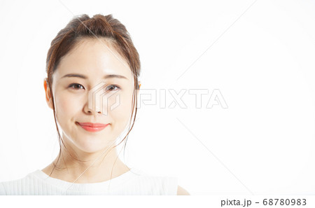 トレーニングで汗をかく女性 68780983