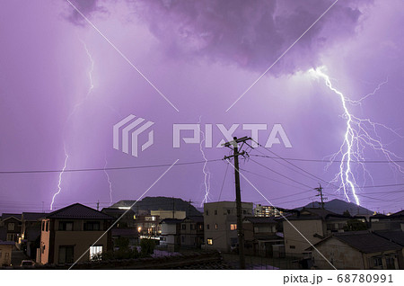 カミナリ 雷 落雷 稲妻 夏イメージ の写真素材