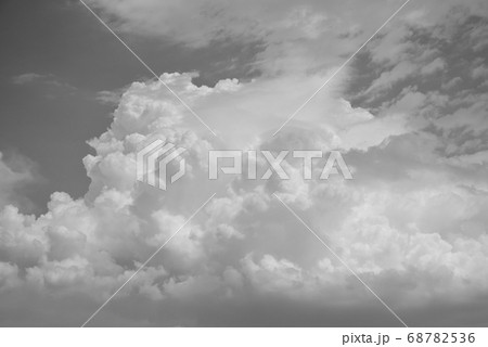 　もくもく涌き雲　積乱雲発生　天候急変 68782536