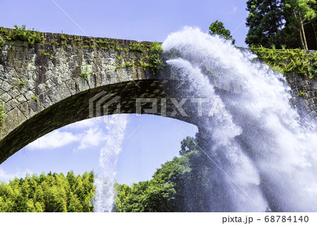 山都町のシンボルである美しい通潤橋　豪快な放水　（熊本県上益城郡） 68784140