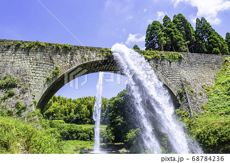 山都町のシンボルである美しい通潤橋 豪快な放水 (熊本県上益城郡) 山都町のシンボルである美しい通潤橋 豪快な放水 (熊本県上益城郡) 68784236