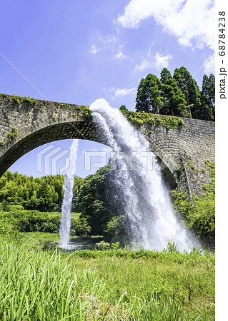 山都町のシンボルである美しい通潤橋 豪快な放水 (熊本県上益城郡) 山都町のシンボルである美しい通潤橋 豪快な放水 (熊本県上益城郡) 68784238