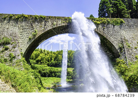 山都町のシンボルである美しい通潤橋　豪快な放水　（熊本県上益城郡） 68784239