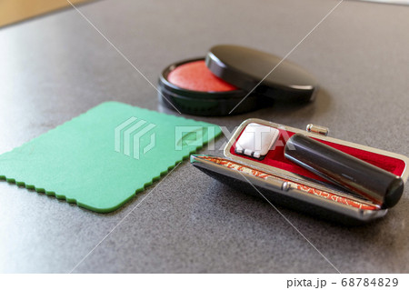 印鑑と朱肉と捺印マット 68784829