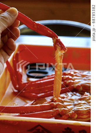 カニを食べる手 68785382