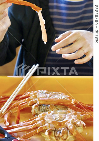 カニを食べる手 68785383
