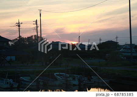 明け方の日の出前 68785385