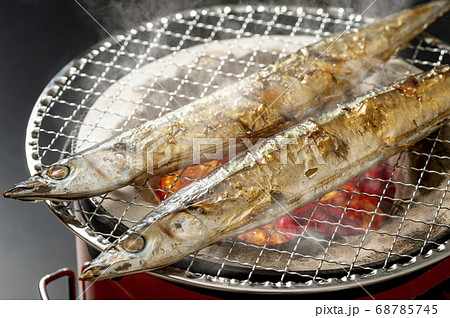 サンマの炭火焼き 秋イメージの写真素材 [68785745] - PIXTA