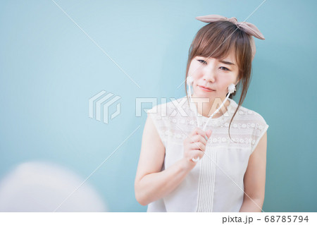 美顔ローラーを使う女性 68785794