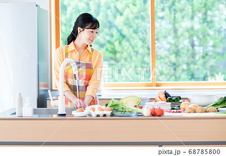 キッチンで料理をするミドルの女性 キッチンで料理をするミドルの女性 68785800