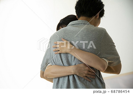 抱き合うカップル 68786454