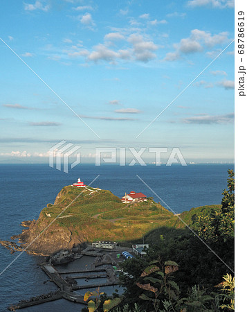 北海道小樽市　西日に染まる高島岬の日和山灯台と鰊御殿 68786619