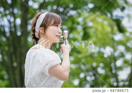 美顔ローラーを使う女性 68786675