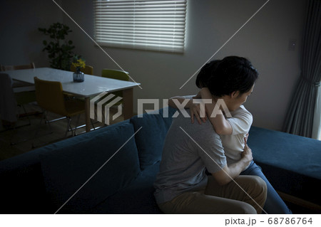 カップル　悲しみ 68786764