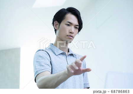 指を差す男性 指を差す男性 68786863