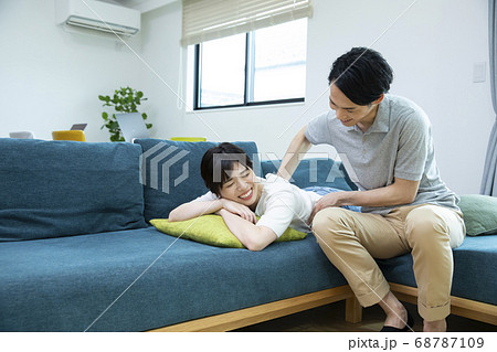 マッサージするカップル マッサージするカップル 68787109