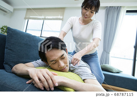 マッサージするカップル 68787115