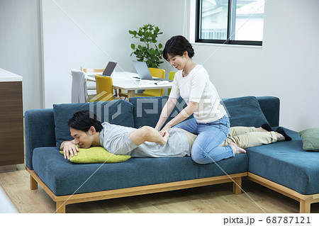 マッサージするカップル 68787121